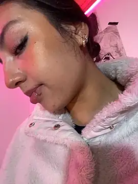 lauuraww online show from September 26, 2025, 7:59 am