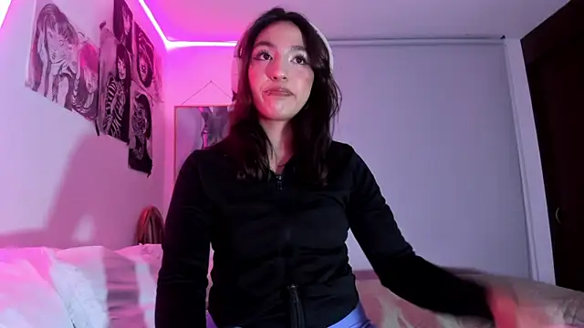 lauuraww online show from March 10, 2025, 3:45 am