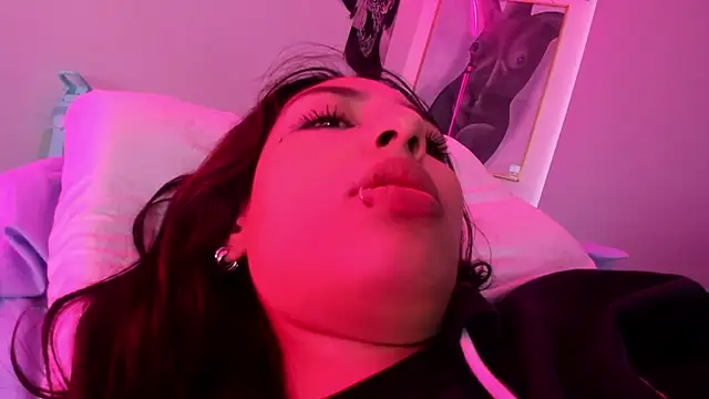 lauuraww online show from March 9, 2025, 1:37 pm