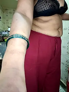 Snapshot of Soniya_444 chatting on March 4, 2025, 6:04 am Soniya 444 online show from March 4, 2025, 6:04 am