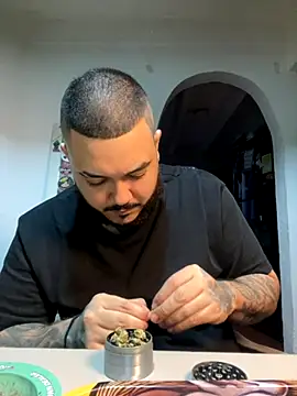 Snapshot of El_Titan1998 chatting on September 30, 2025, 11:00 pm El Titan1998 online show from September 30, 2025, 11:00 pm