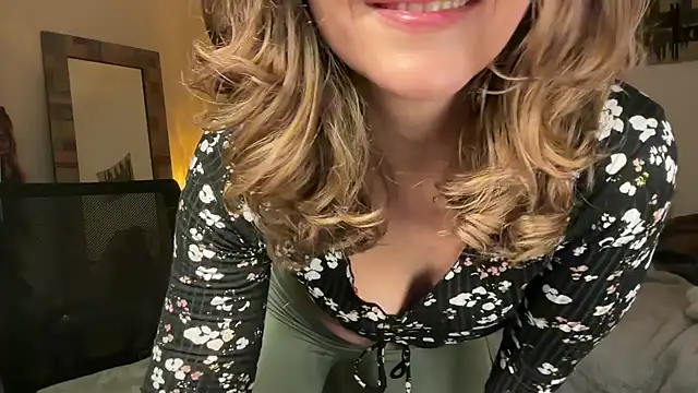 Snapshot of leahsparkles chatting on November 19, 2025, 3:50 am leahsparkles online show from November 19, 2025, 3:50 am