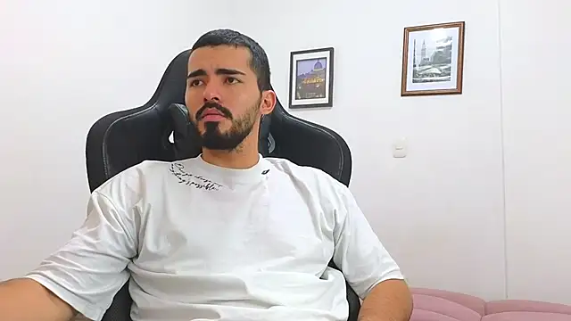 Snapshot of Massimoo_07 chatting on March 21, 2025, 7:57 pm Massimoo 07 online show from March 21, 2025, 7:57 pm