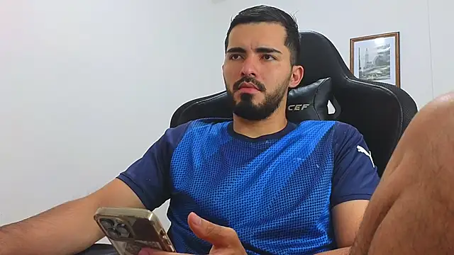 Snapshot of Massimoo_07 chatting on February 24, 2025, 7:19 pm Massimoo 07 online show from February 24, 2025, 7:19 pm