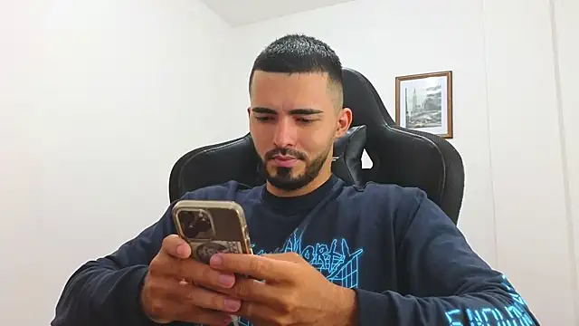 Snapshot of Massimoo_07 chatting on February 26, 2025, 7:32 pm Massimoo 07 online show from February 26, 2025, 7:32 pm