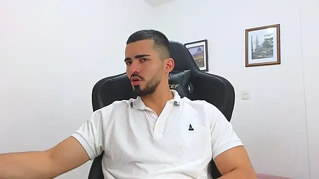 Snapshot of Massimoo_07 chatting on March 3, 2025, 8:43 pm Massimoo 07 online show from March 3, 2025, 8:43 pm