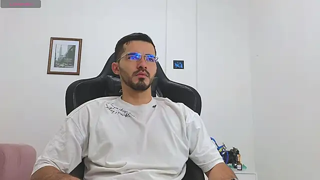 Snapshot of Massimoo_07 chatting on October 25, 2025, 4:07 pm Massimoo 07 online show from October 25, 2025, 4:07 pm