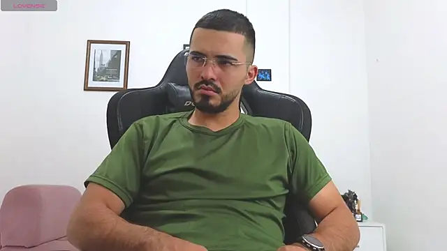 Snapshot of Massimoo_07 chatting on November 19, 2025, 7:25 pm Massimoo 07 online show from November 19, 2025, 7:25 pm