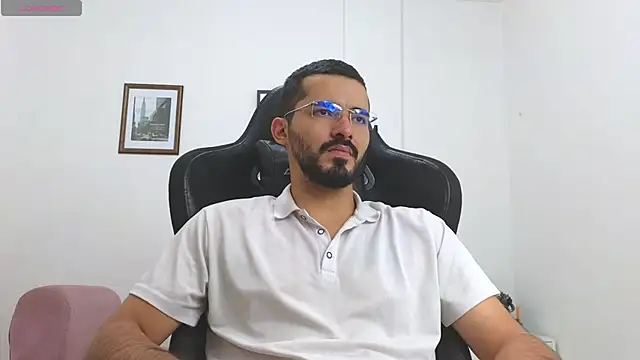 Snapshot of Massimoo_07 chatting on December 2, 2025, 8:32 pm Massimoo 07 online show from December 2, 2025, 8:32 pm