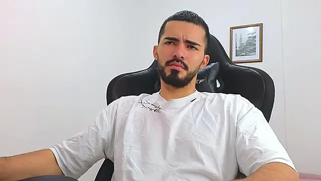 Snapshot of Massimoo_07 chatting on March 12, 2025, 7:25 pm Massimoo 07 online show from March 12, 2025, 7:25 pm