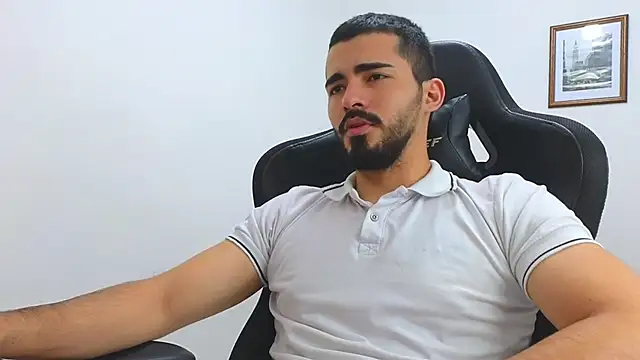 Snapshot of Massimoo_07 chatting on March 20, 2025, 7:35 pm Massimoo 07 online show from March 20, 2025, 7:35 pm