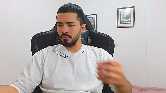 Snapshot of Massimoo_07 chatting on March 21, 2025, 4:51 pm Massimoo 07 online show from March 21, 2025, 4:51 pm