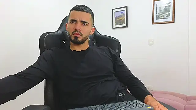 Snapshot of Massimoo_07 chatting on February 27, 2025, 10:31 pm Massimoo 07 online show from February 27, 2025, 10:31 pm