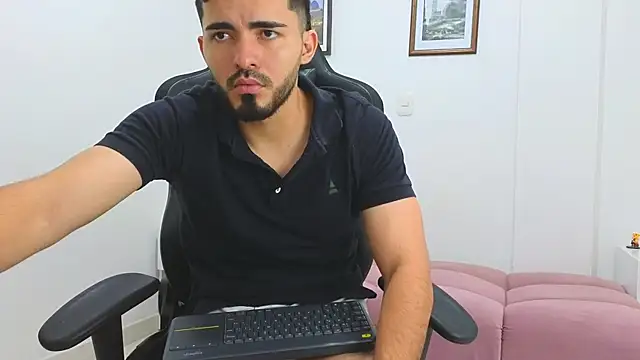 Snapshot of Massimoo_07 chatting on February 15, 2025, 10:42 pm Massimoo 07 online show from February 15, 2025, 10:42 pm