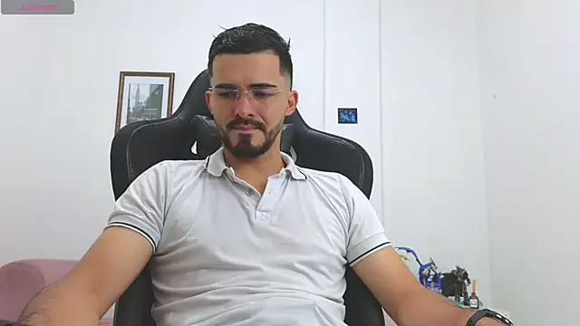 Snapshot of Massimoo_07 chatting on November 6, 2025, 8:02 pm Massimoo 07 online show from November 6, 2025, 8:02 pm