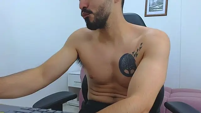 Snapshot of Massimoo_07 chatting on March 15, 2025, 10:44 pm Massimoo 07 online show from March 15, 2025, 10:44 pm