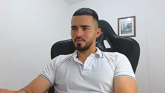 Snapshot of Massimoo_07 chatting on March 1, 2025, 12:17 am Massimoo 07 online show from March 1, 2025, 12:17 am