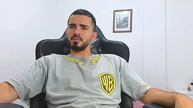 Snapshot of Massimoo_07 chatting on March 7, 2025, 10:21 pm Massimoo 07 online show from March 7, 2025, 10:21 pm