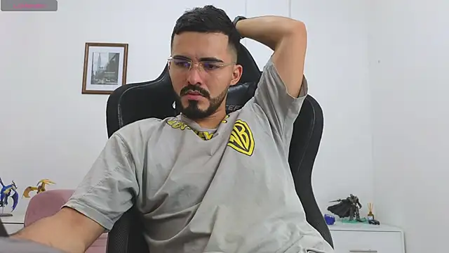 Snapshot of Massimoo_07 chatting on October 15, 2025, 7:33 pm Massimoo 07 online show from October 15, 2025, 7:33 pm