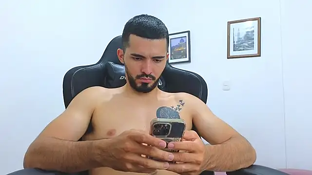 Snapshot of Massimoo_07 chatting on March 8, 2025, 1:28 am Massimoo 07 online show from March 8, 2025, 1:28 am