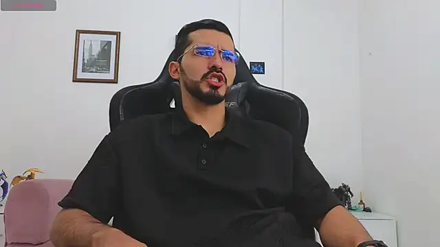 Snapshot of Massimoo_07 chatting on October 11, 2025, 1:34 pm Massimoo 07 online show from October 11, 2025, 1:34 pm