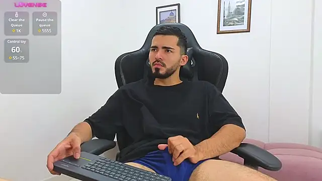 Snapshot of Massimoo_07 chatting on February 19, 2025, 7:37 pm Massimoo 07 online show from February 19, 2025, 7:37 pm