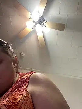 Snapshot of Luciouslouise72@xh chatting on January 7, 2026, 11:32 pm Luciouslouise72xh online show from January 7, 2026, 11:32 pm