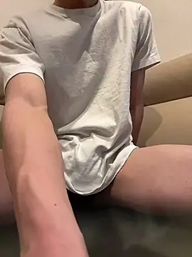 miichannnnn online show from February 26, 2025, 6:40 am