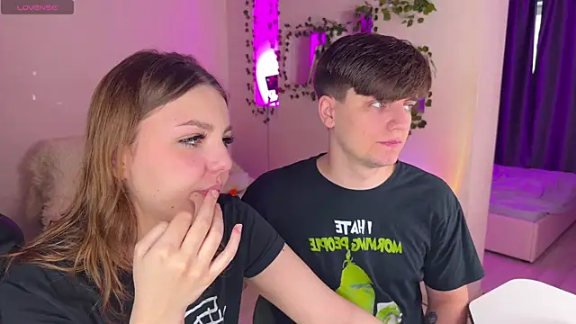 RobertAndLinela online show from December 20, 2025, 10:07 am