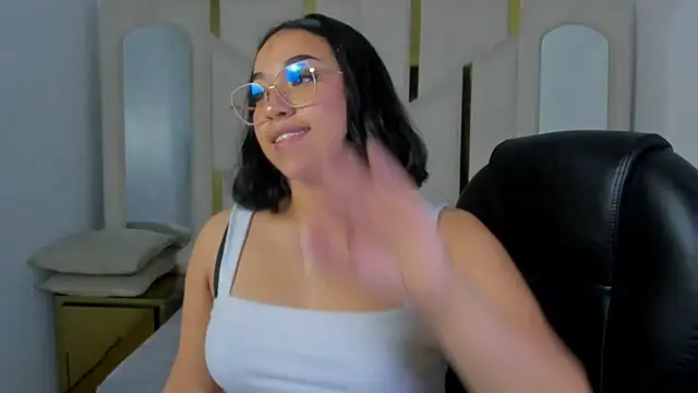 IsabellRodriguez18 online show from December 15, 2025, 3:34 am