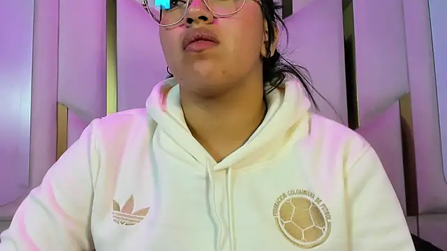 IsabellRodriguez18 online show from June 7, 2026, 4:07 am