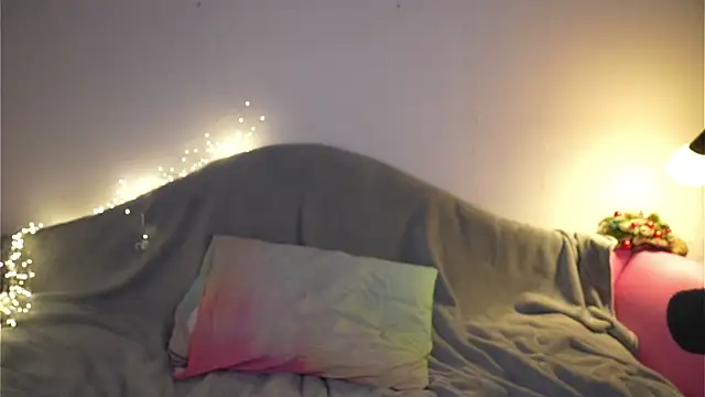 Snapshot of Magnetic_Amy chatting on December 5, 2025, 8:13 am Magnetic Amy online show from December 5, 2025, 8:13 am