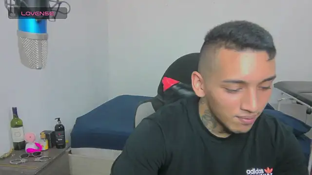 Snapshot of David_Adams2003 chatting on February 21, 2025, 2:06 pm David Adams2003 online show from February 21, 2025, 2:06 pm