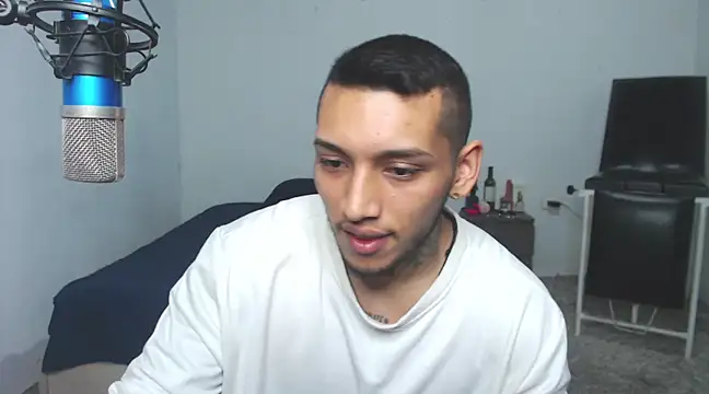 Snapshot of David_Adams2003 chatting on March 18, 2025, 9:32 pm David Adams2003 online show from March 18, 2025, 9:32 pm