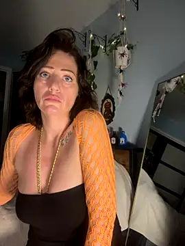 Snapshot of AlessasRoom chatting on October 26, 2025, 5:57 pm AlessasRoom online show from October 26, 2025, 5:57 pm