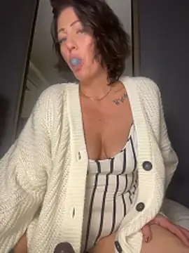 Snapshot of AlessasRoom chatting on November 13, 2025, 10:35 pm AlessasRoom online show from November 13, 2025, 10:35 pm