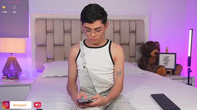 Snapshot of Maxi_little chatting on January 5, 2026, 10:24 pm Maxi little online show from January 5, 2026, 10:24 pm