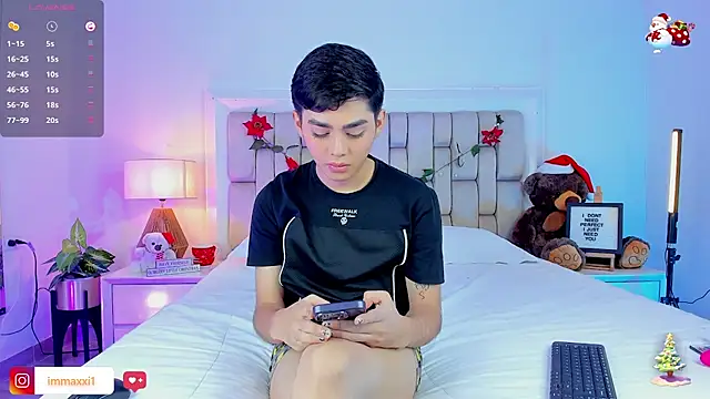 Snapshot of Maxi_little chatting on December 22, 2025, 7:58 pm Maxi little online show from December 22, 2025, 7:58 pm