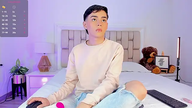 Snapshot of Maxi_little chatting on December 4, 2025, 9:25 pm Maxi little online show from December 4, 2025, 9:25 pm