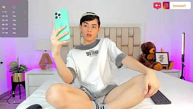 Snapshot of Maxi_little chatting on November 22, 2025, 8:51 pm Maxi little online show from November 22, 2025, 8:51 pm