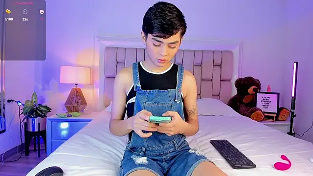 Snapshot of Maxi_little chatting on November 30, 2025, 12:00 am Maxi little online show from November 30, 2025, 12:00 am