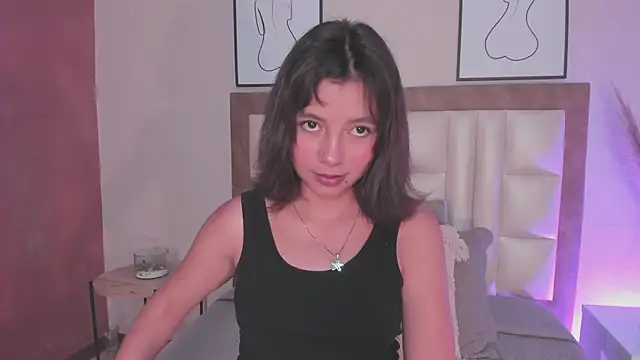 Snapshot of LuciaFerrero chatting on October 8, 2025, 12:56 am LuciaFerrero online show from October 8, 2025, 12:56 am