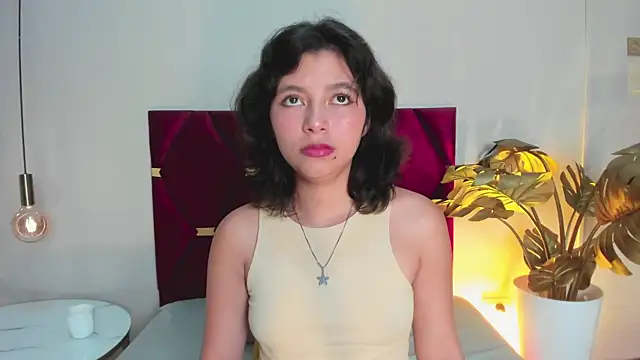 Snapshot of LuciaFerrero chatting on October 7, 2025, 12:44 am LuciaFerrero online show from October 7, 2025, 12:44 am