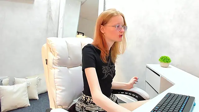 Snapshot of ElizabethHarpper chatting on March 5, 2025, 8:54 am ElizabethHarpper online show from March 5, 2025, 8:54 am