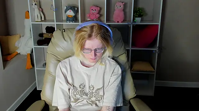 Snapshot of ElizabethHarpper chatting on December 18, 2025, 1:00 am ElizabethHarpper online show from December 18, 2025, 1:00 am