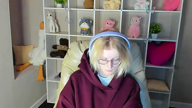 Snapshot of ElizabethHarpper chatting on December 16, 2025, 12:37 am ElizabethHarpper online show from December 16, 2025, 12:37 am