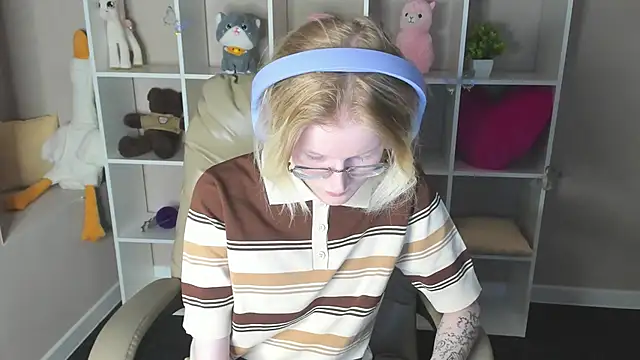 Snapshot of ElizabethHarpper chatting on December 17, 2025, 12:59 am ElizabethHarpper online show from December 17, 2025, 12:59 am