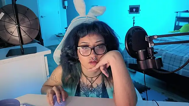 deluxxxeblu online show from June 11, 2026, 12:32 am