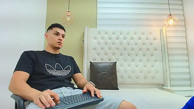 DAVID VICTORIAA online show from February 20, 2026, 1:02 pm