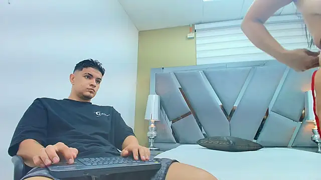 DAVID VICTORIAA online show from April 24, 2026, 1:13 pm